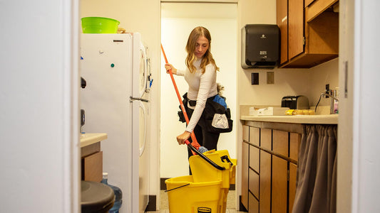 Top 5 Features to Look for in a Commercial Cleaning Apron